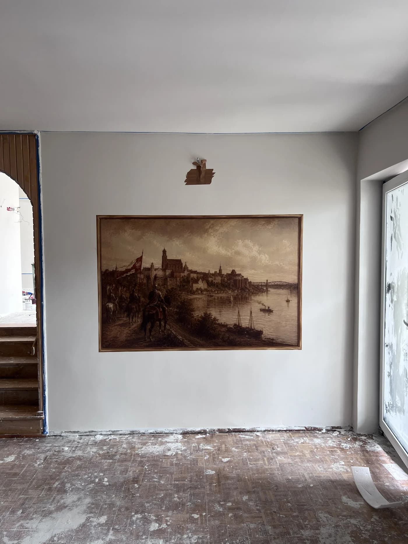 Sepiowa panorama wykonana na ścianie we wnętrzu